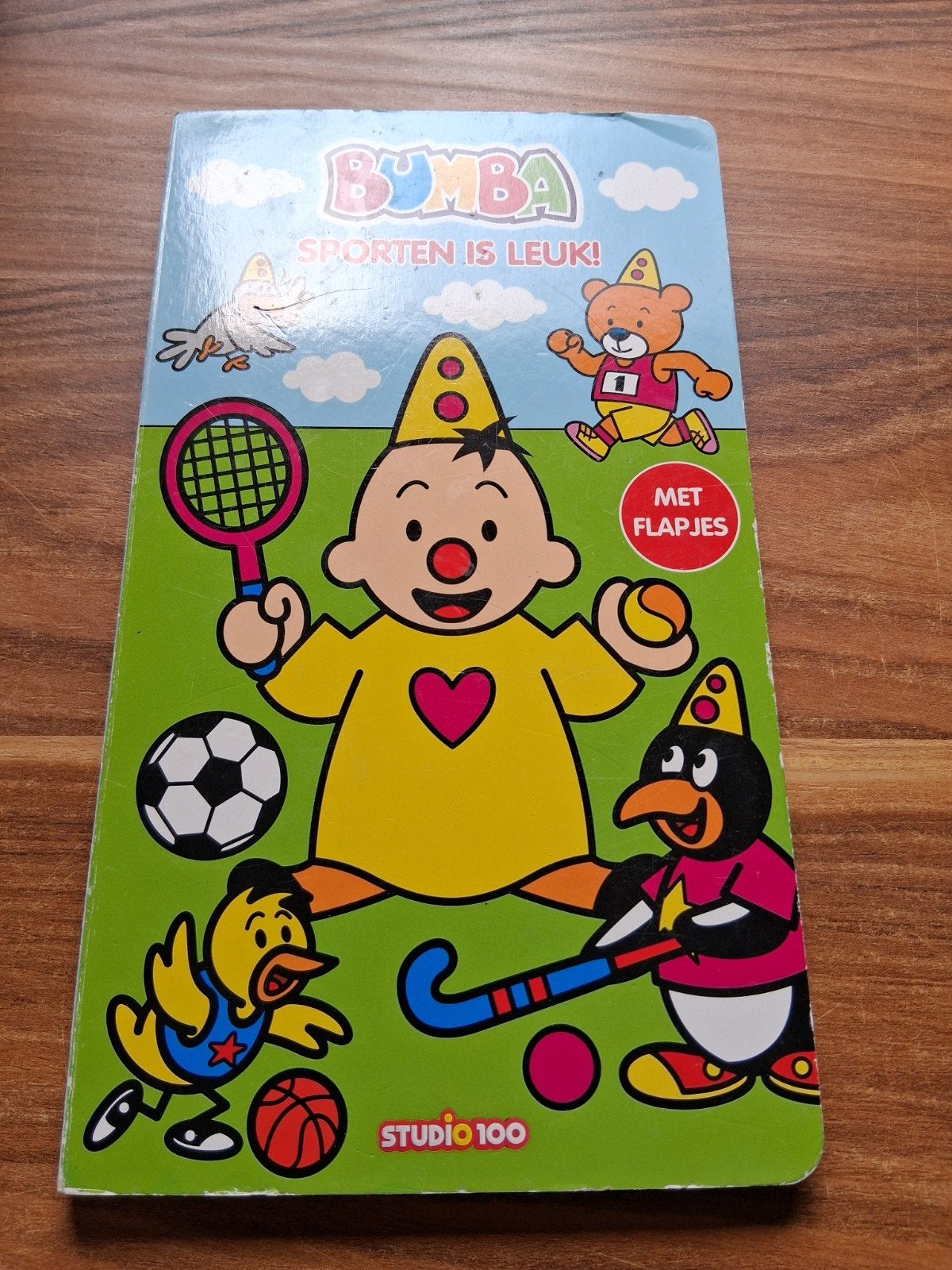 Bumba : kartonboek met flapjes (lang) - Sporten is leuk!, Boeken, Studio 100, Non-fictie, Ophalen of Verzenden, Zo goed als nieuw