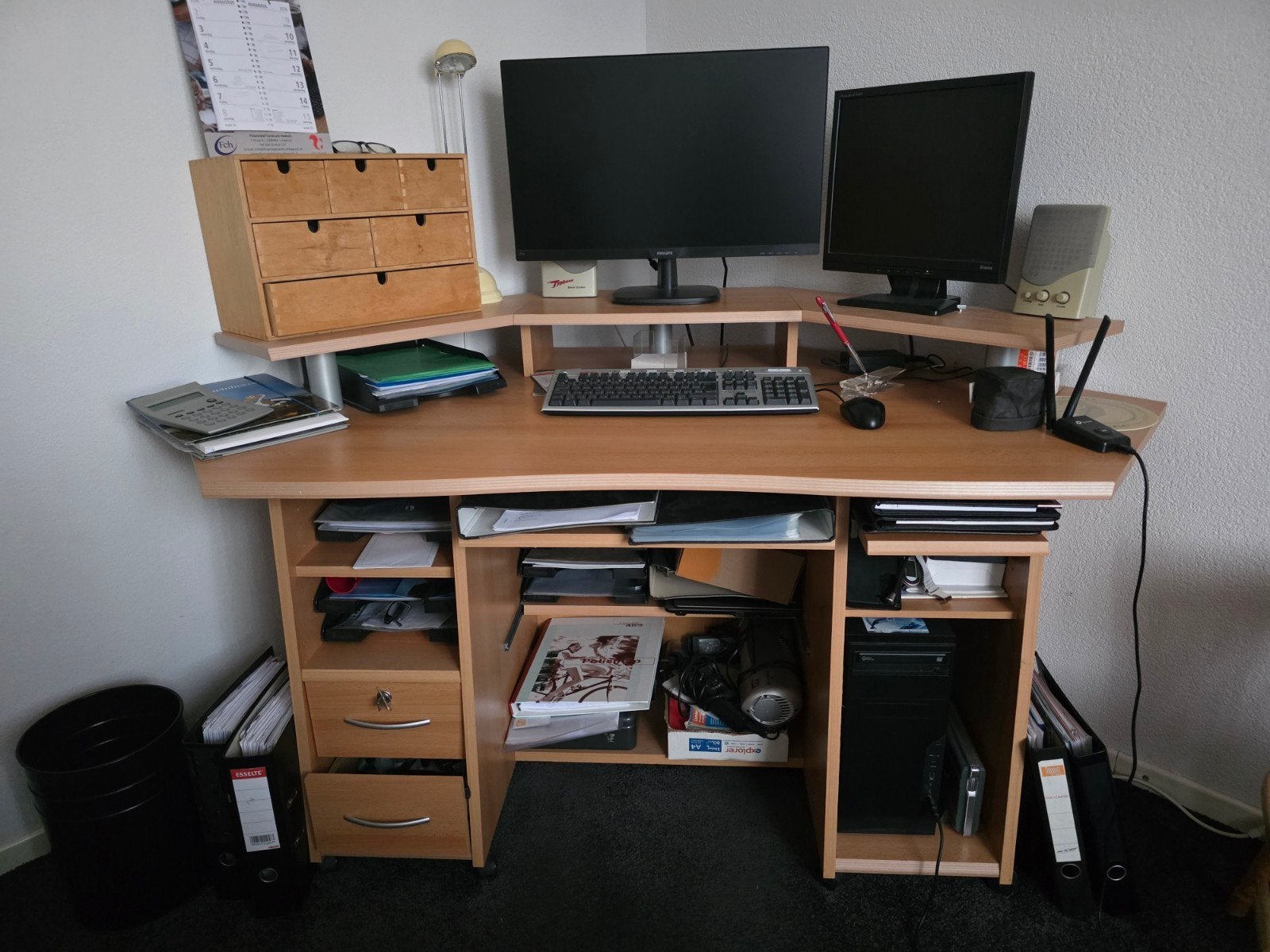 Praktisch computerbureau met opbergruimte, Huis en Inrichting, Ophalen, Met lades, Gebruikt, Hout