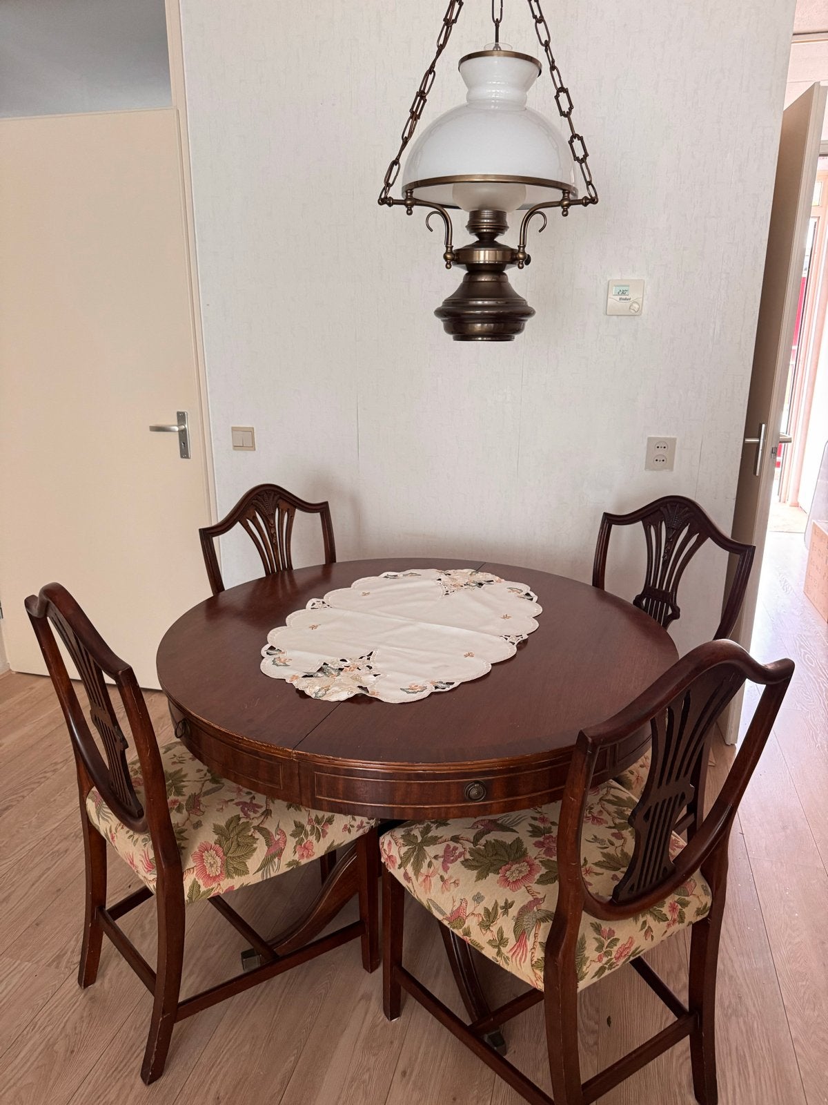 Klassieke eethoek: ronde tafel met 4 stoelen, Ophalen, Zo goed als nieuw, 4 tot 6 stoelen