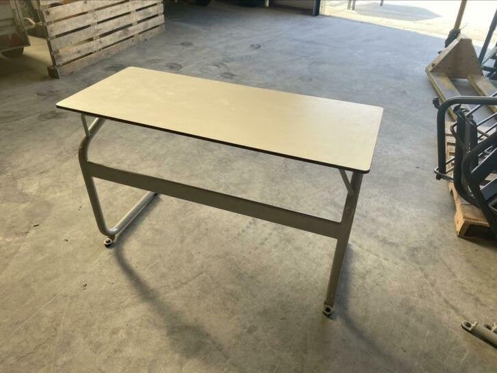 Kleine school bureaus 50 x 120cm met blauw onderstel 75 cm, Kunststof, 100 tot 150 cm, Niet ingevuld, Zo goed als nieuw