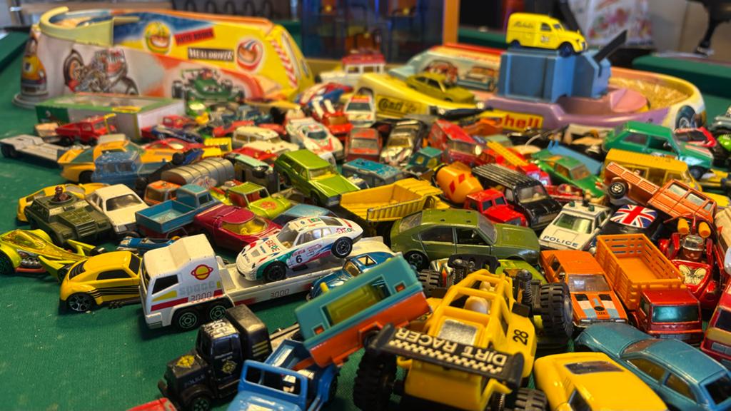 Grote partij oude speelgoedautootjes met garage en racebaan, Ophalen of Verzenden, Gebruikt