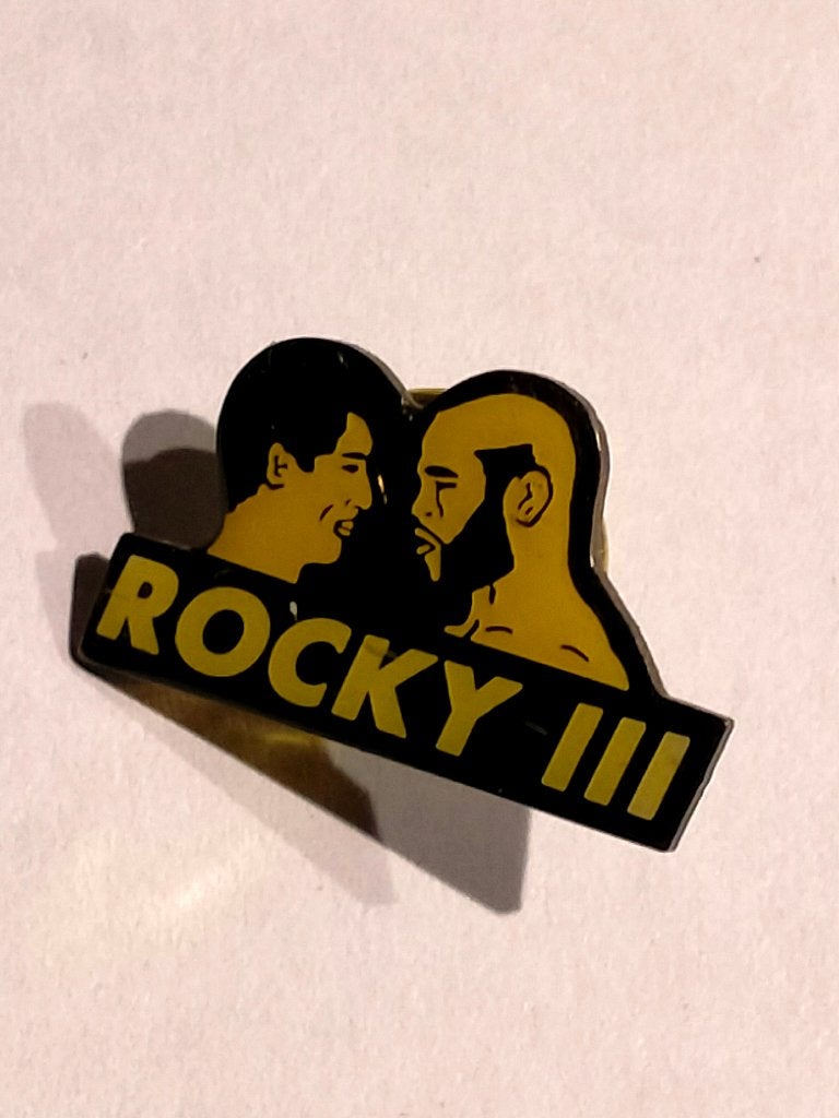 Rocky 3 Sylvester Stallone Mr. T vintage film tv pin RARE, Verzamelen, Verzenden, Gebruikt, Overige onderwerpen