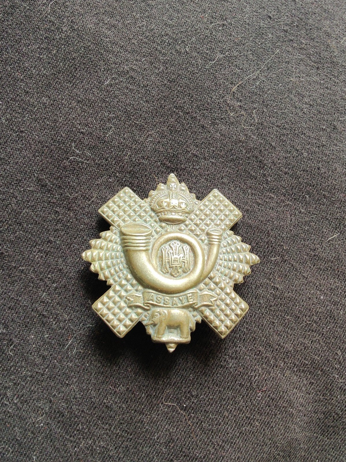Originele WW2 Capbadge Highland Light Infantry., Ophalen of Verzenden, Landmacht, Engeland, Embleem of Badge