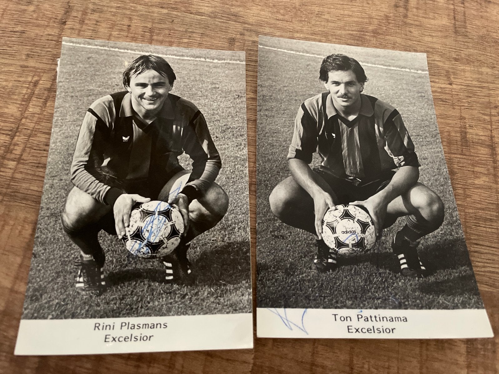 Gesigneerde foto's Excelsior spelers Rini Plasmans & Ton Pat, Verzamelen, Ophalen of Verzenden, Gebruikt, Spelerskaart