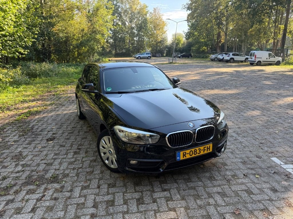 BMW 1-Serie 116i 109pk 2016 Zwart, Auto's, 1-Serie, Dealer onderhouden, 1280 kg, Zwart