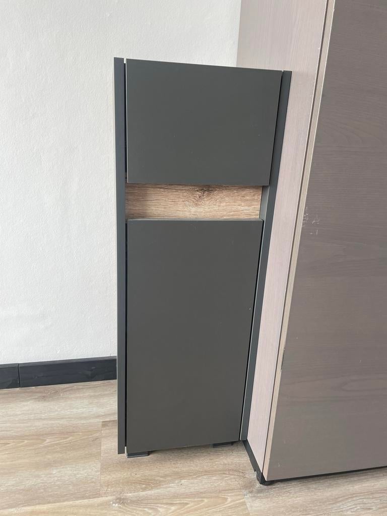 Modern grijs badkamerkastje met houtaccent, Ophalen, (Half)hoge kast, Minder dan 50 cm, Gebruikt