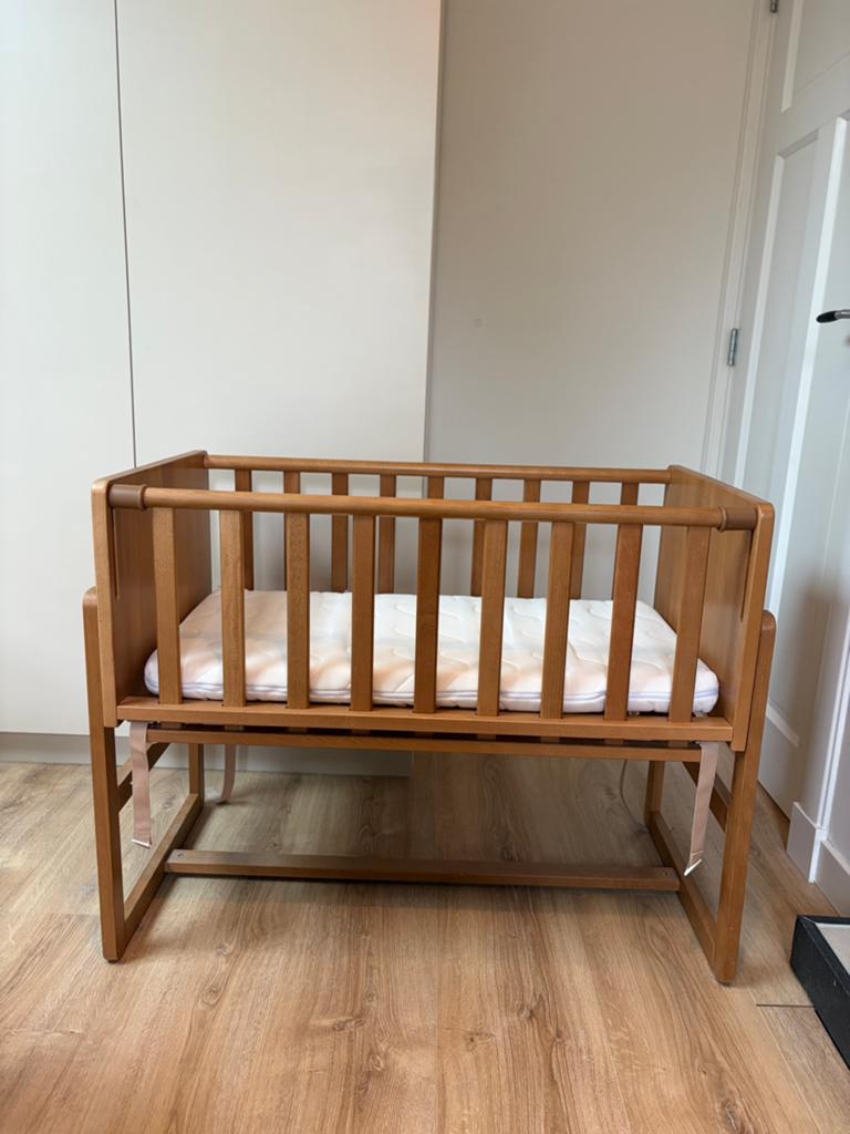 Petit Amelie 2-in-1 cosleeper walnoot (incl matrasje), Kinderen en Baby's, Babywiegjes en Ledikanten, Ophalen of Verzenden, Zo goed als nieuw