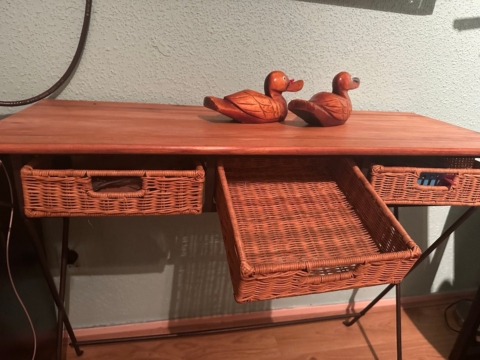 Houten bureau met rieten lades - Vintage stijl, Overige typen, Gebruikt, Ophalen of Verzenden, Hout