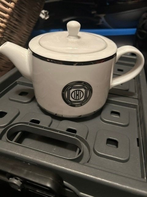Porseleinen theepot, Overige merken, Ophalen of Verzenden, Zo goed als nieuw, Porselein