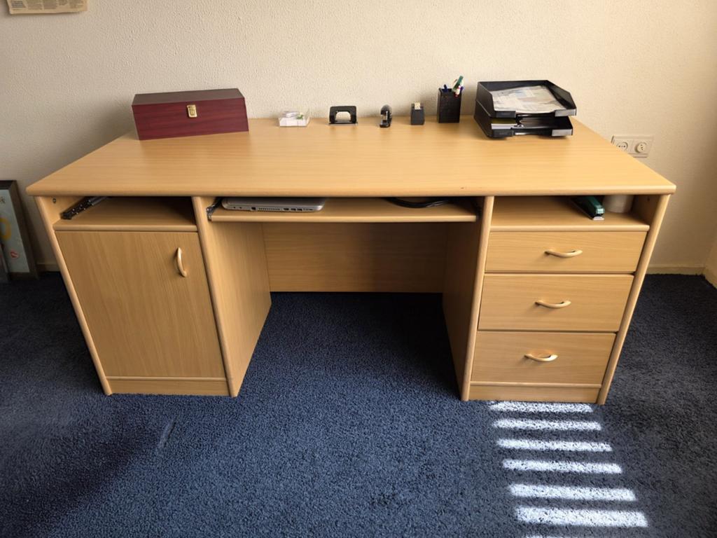 Ruim houten bureau met lades en opbergruimte, Met lades, Gebruikt, Hout, Bruin