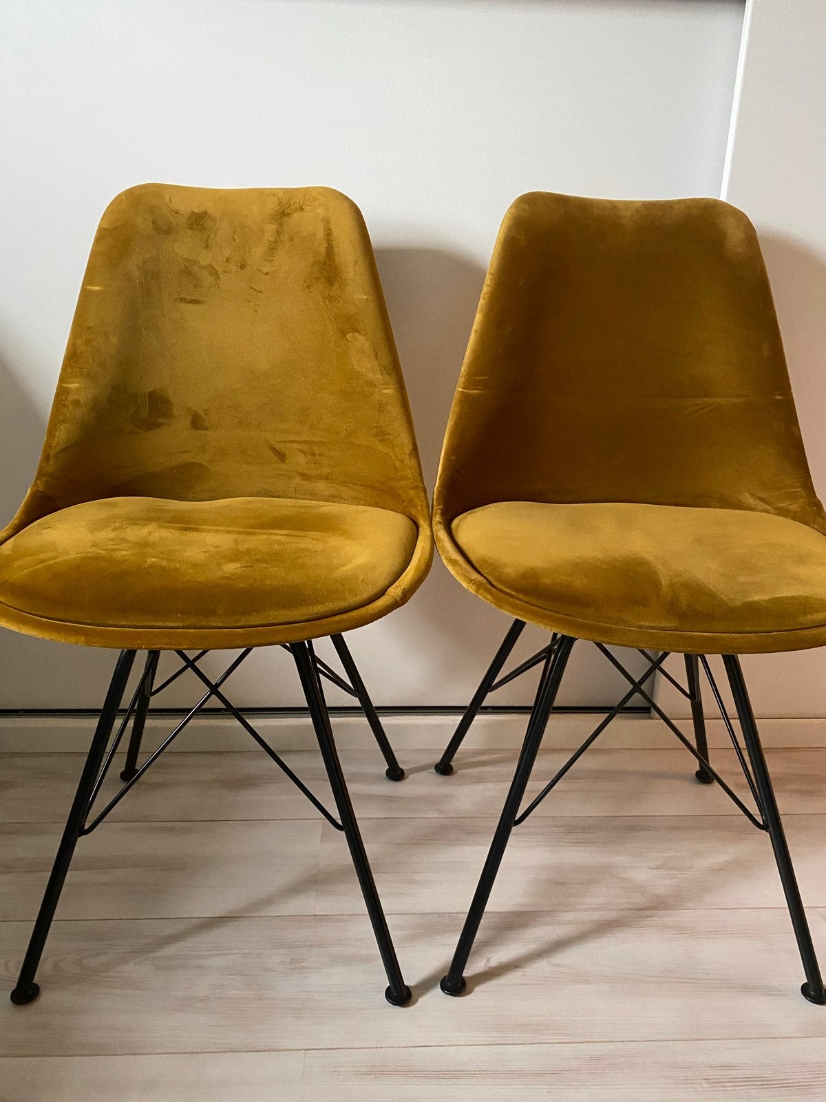 2 velvet Eetkamerstoelen - kick collection, Huis en Inrichting, Ophalen, Twee, Overige kleuren, Zo goed als nieuw