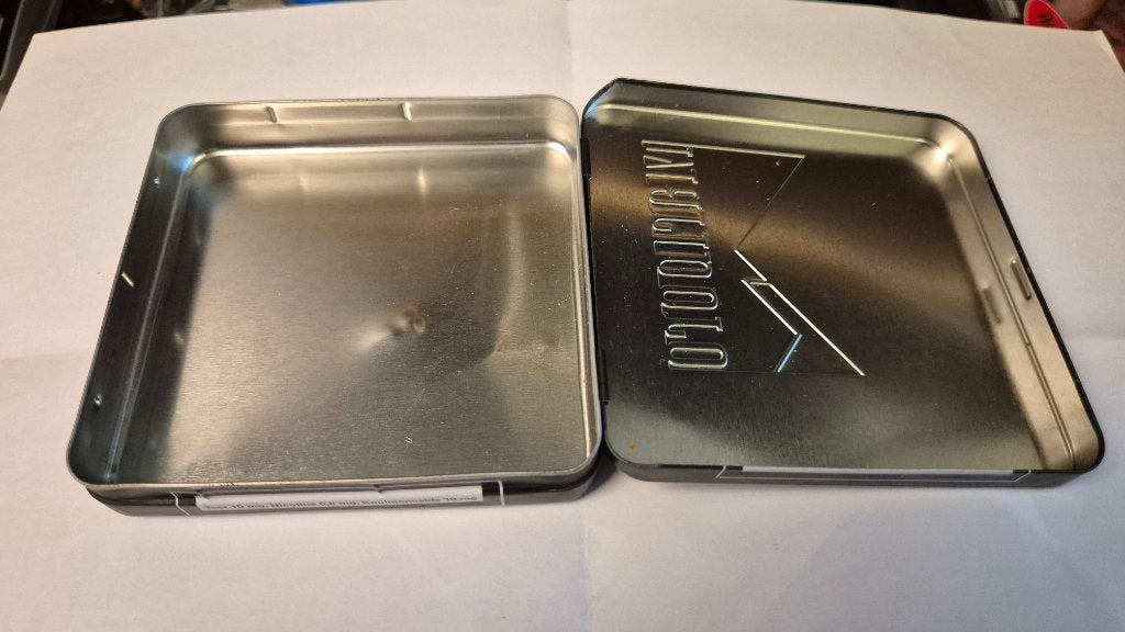 Marlboro tabaksdoosje - Zwart metalen bewaardoos, Ophalen of Verzenden, Gebruikt, Tabaksdoos of Verpakking