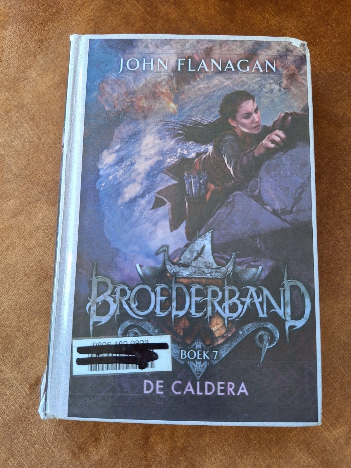 Broederband 7: De Caldera - John Flanagan, Boeken, Ophalen of Verzenden, Gelezen, John Flanagan, Fictie