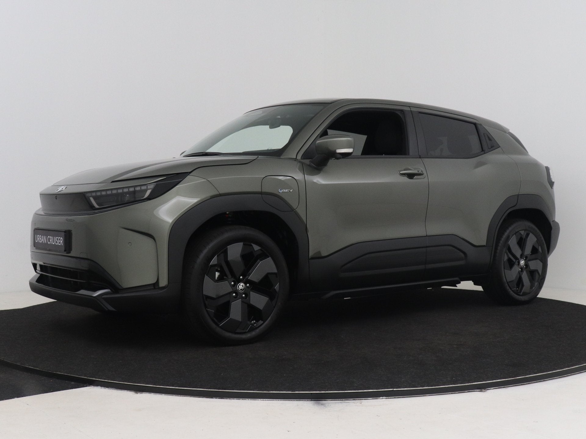 Toyota Urban Cruiser Executive 61 kWh 0001562754 (bj 2026), Auto's, Zwart, Leder en Stof, Origineel Nederlands, Urban Cruiser
