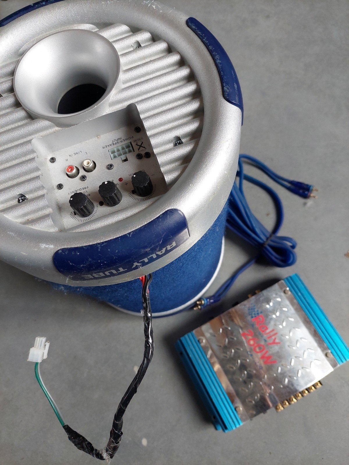 Rally 260W Versterker met Caliber Rally Tube Subwoofer, Ophalen, Gebruikt