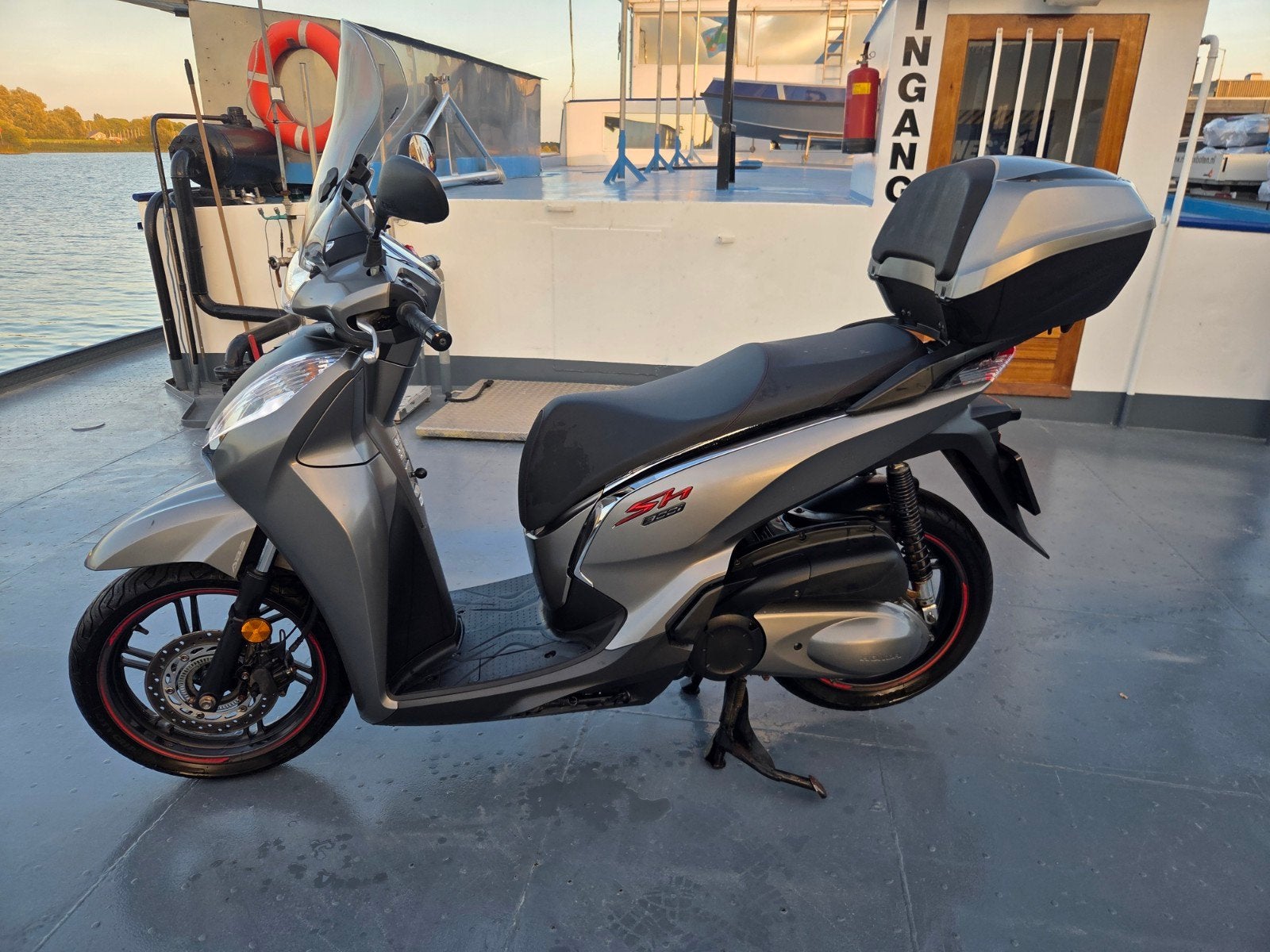 Foto 15 van Honda SH 300i Speciale uitvoering - Topstaat, Dealeronderhou