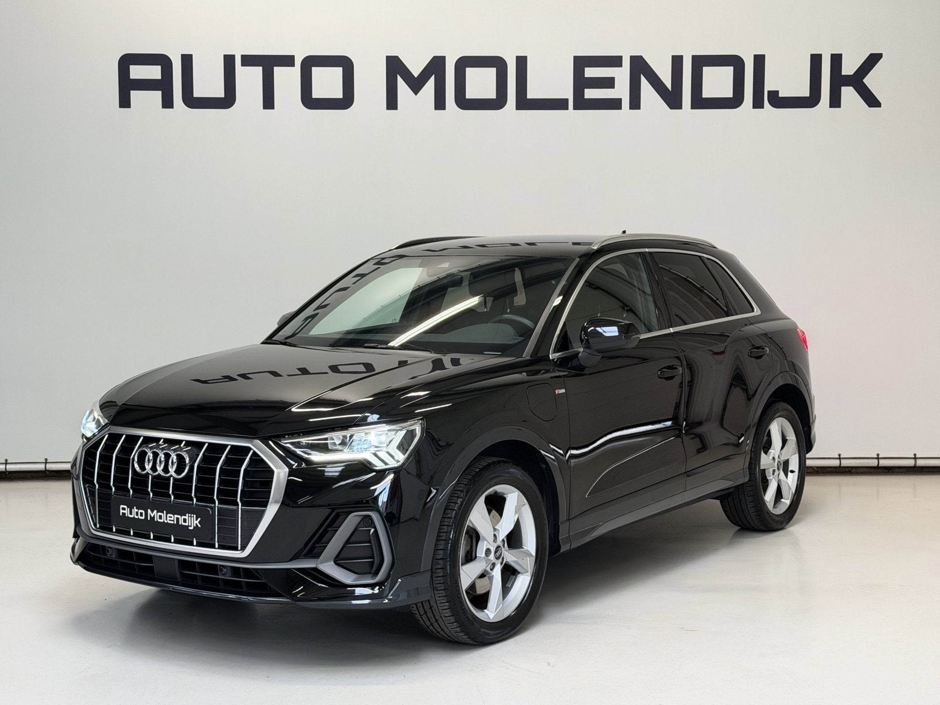 Audi Q3 45 TFSI e 2 x S Line / LED / Camera / Keyless / Comf, Auto's, Dealer onderhouden, Gebruikt, Zwart, Leder en Stof