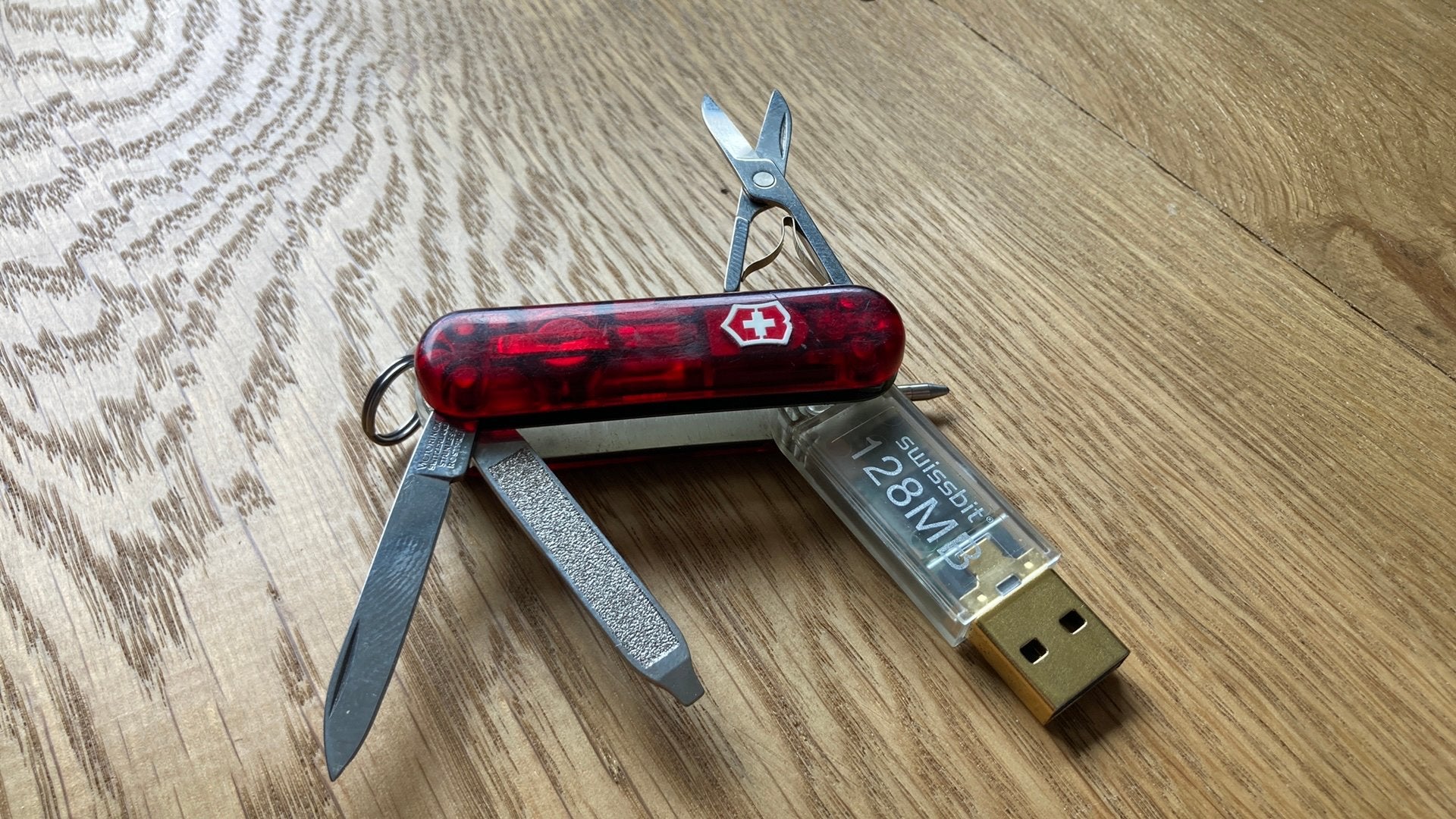 Mini Zwitsers zakmes met 128Mb USB stick en verlichting, Ophalen of Verzenden, Zo goed als nieuw