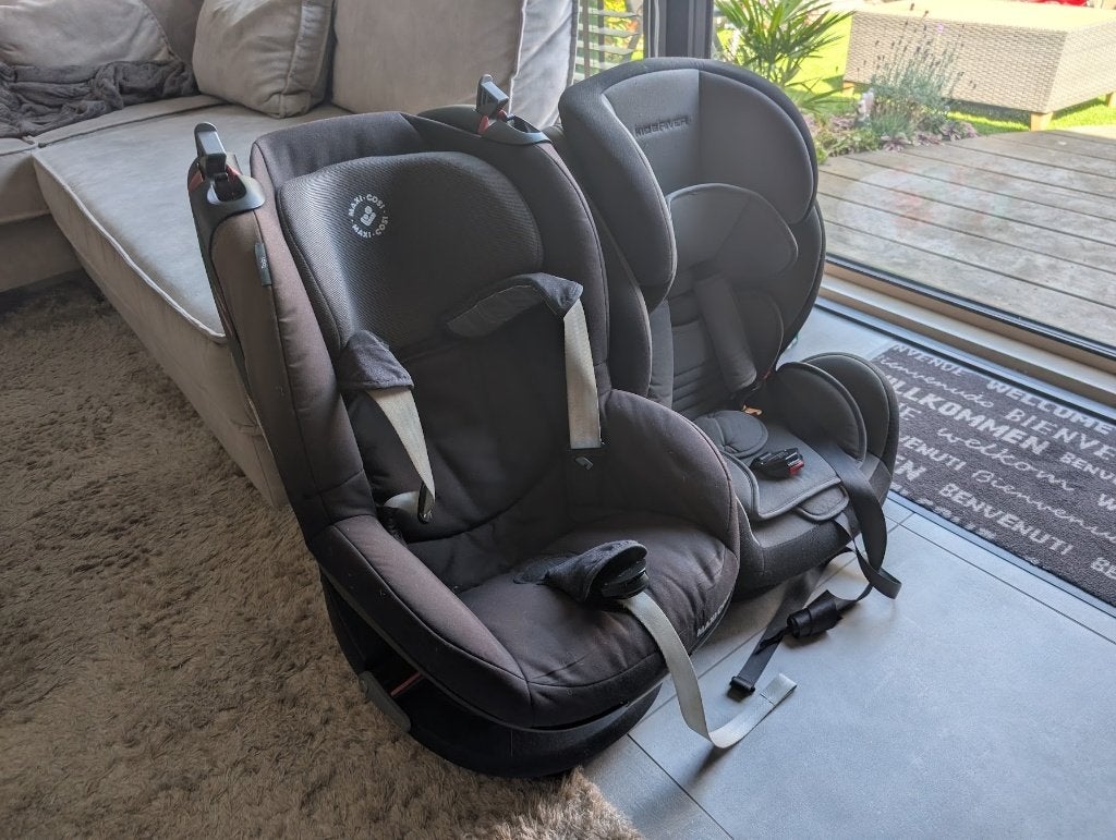 2 auto kinderstoelen (Maxi Cosi Tobi / Kidsriver), Autogordel of Isofix, 15 t/m 36 kg, Slaapstand, Zo goed als nieuw