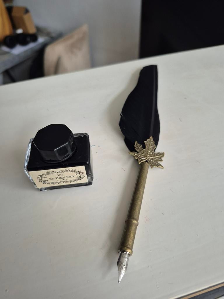 Feather pen , ouderwetse inktpot met inktpen., Ophalen