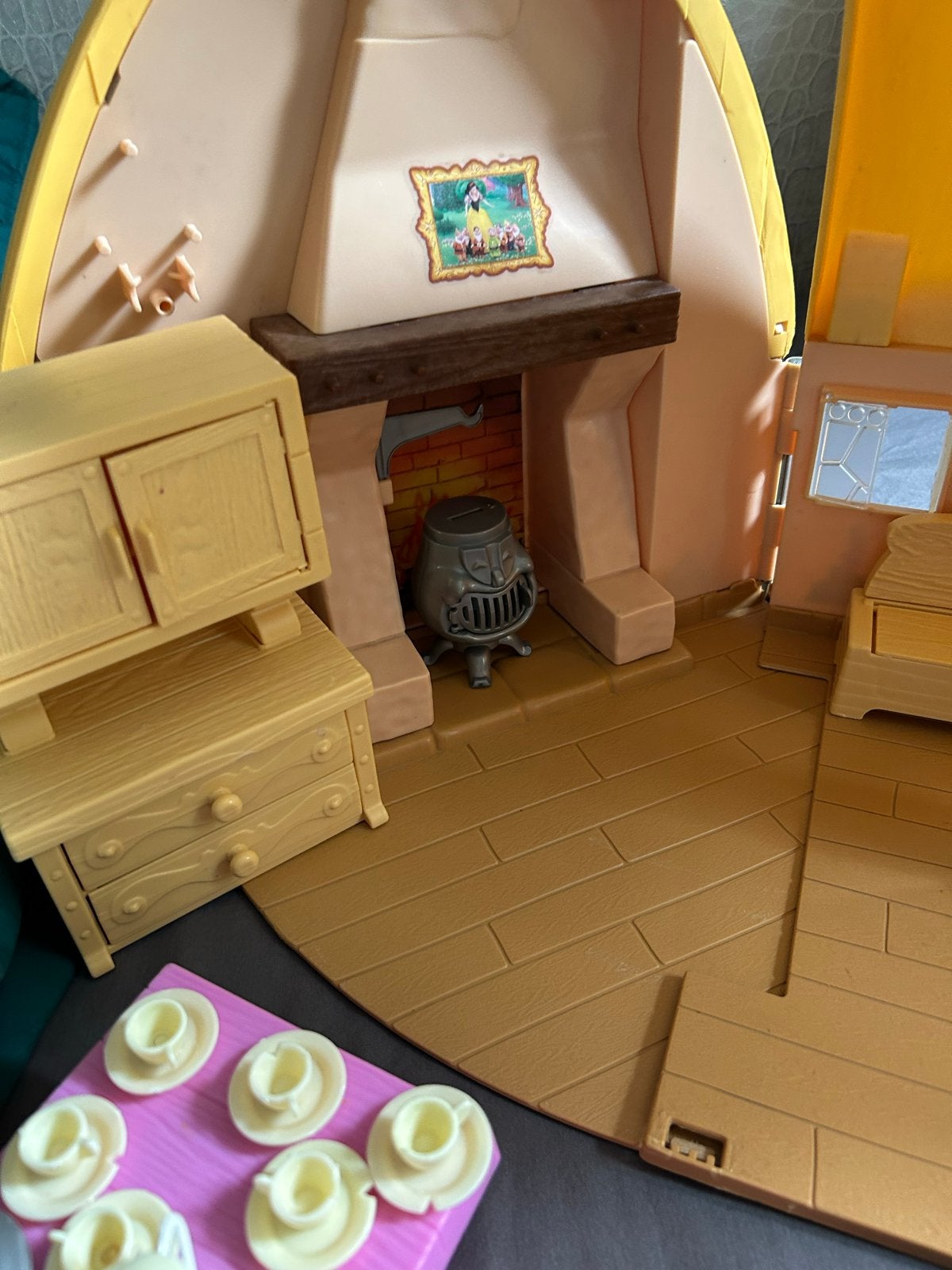 Foto 11 van Compleet Disney Sneeuwwitje huis met poppen en accessoires
