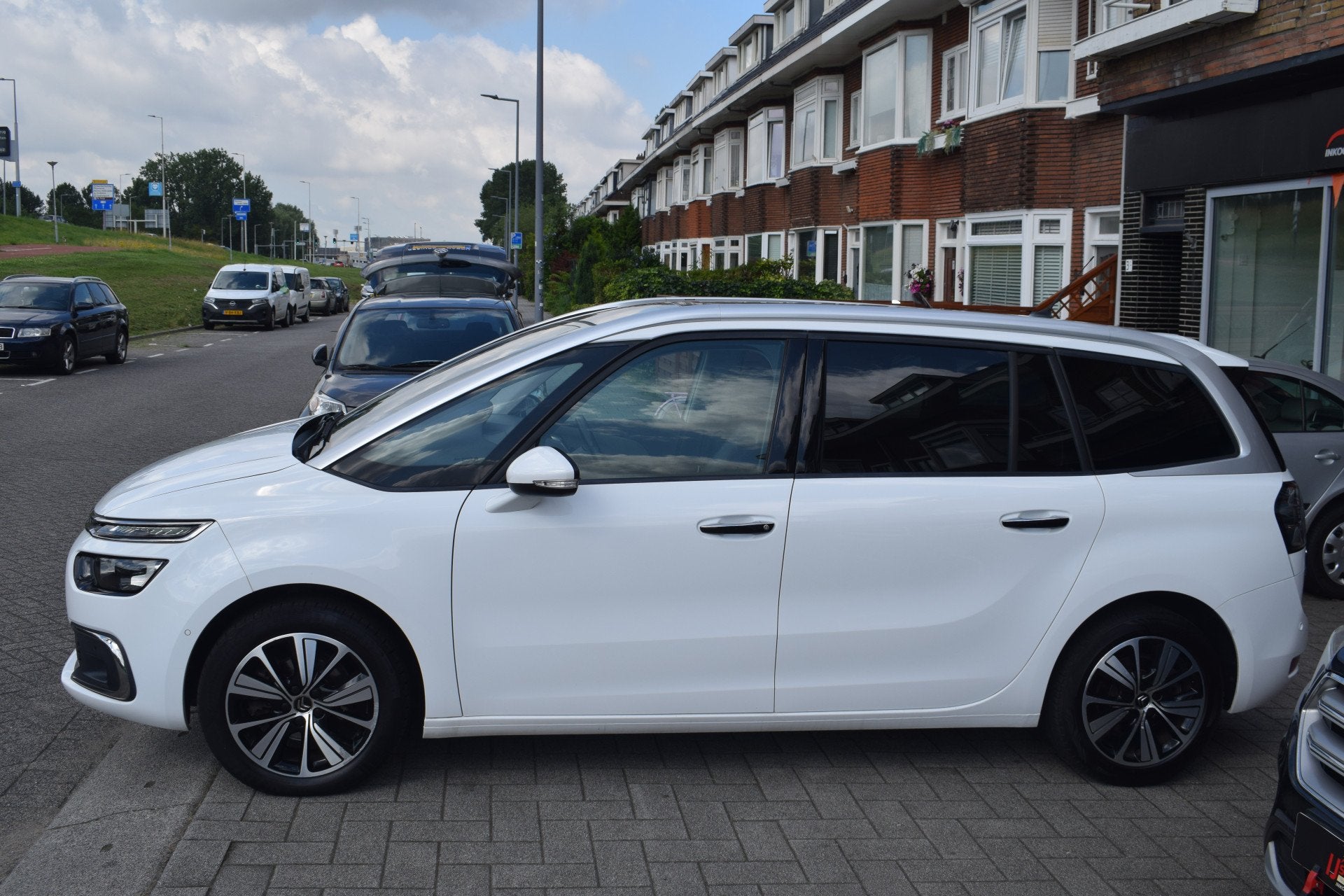Citroën Grand C4 Picasso 1.2 PureTech Shine automaat 7 pers, Auto's, 1350 kg, Gebruikt, Euro 6, 1199 cc