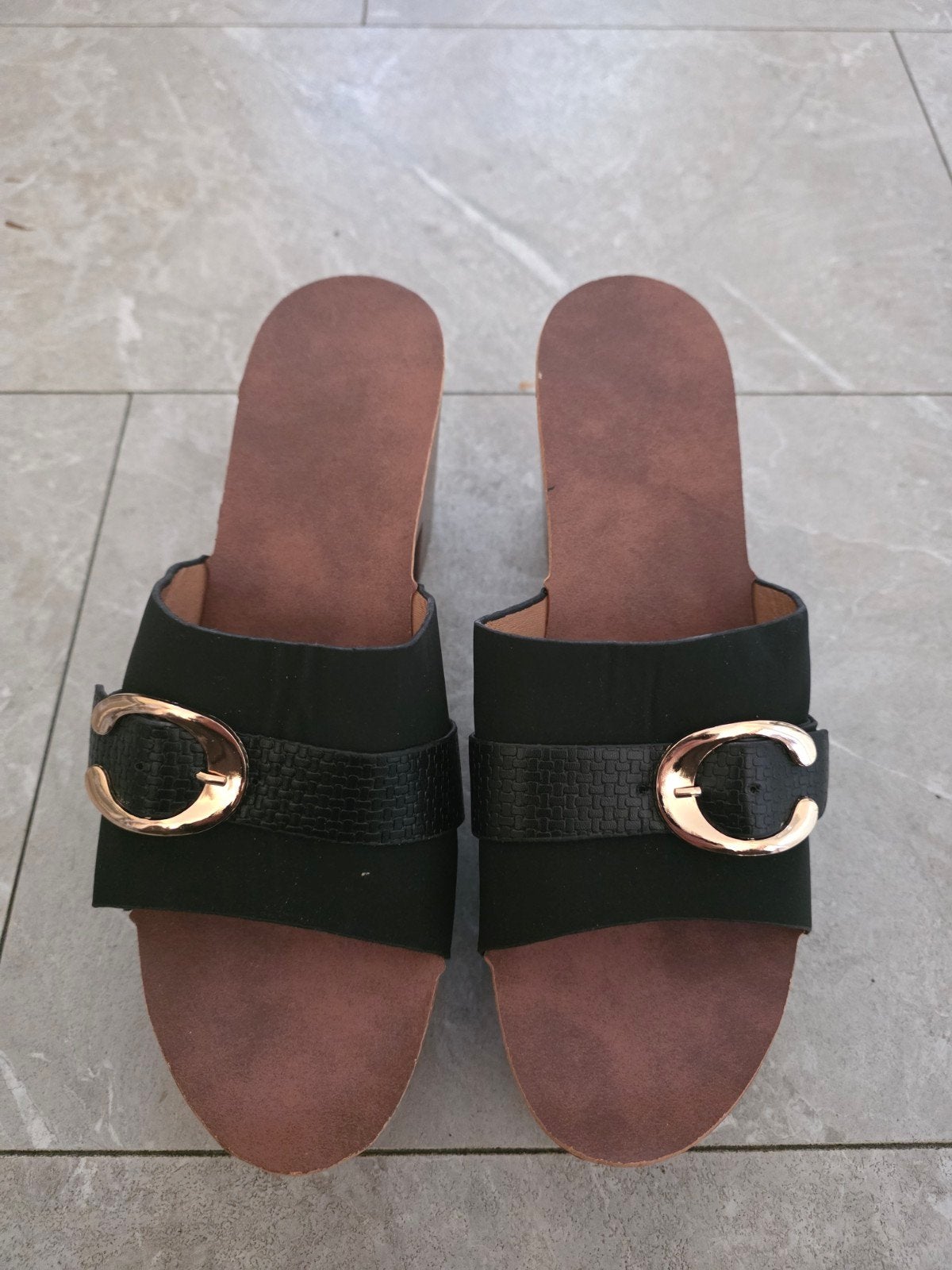 Nieuwe zwarte slippers met gouden gesp, Ophalen of Verzenden, Nieuw, Zwart, Slippers
