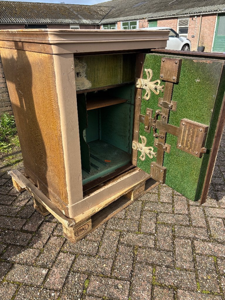 grote oude kluis met afsluitbaar binnen vak, Ophalen, Gebruikt, Brandkast