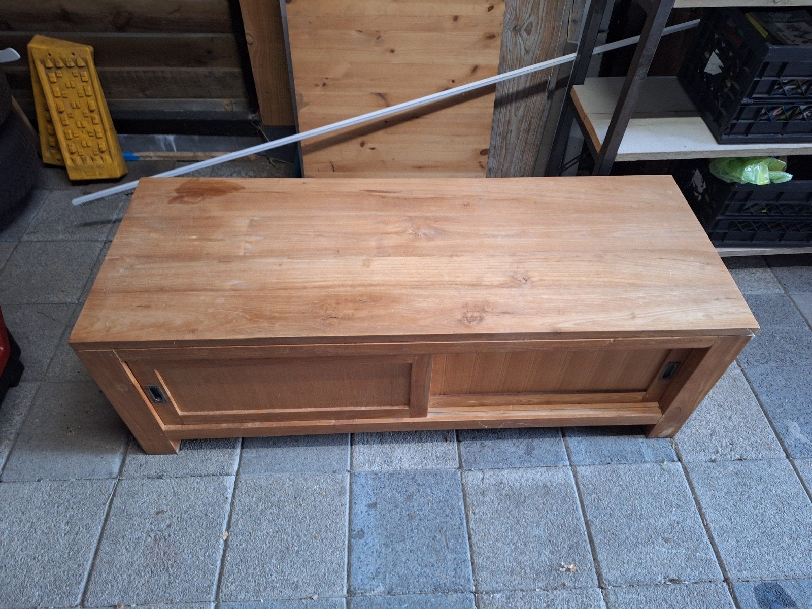Massief Teakhouten TV-meubel met schuifdeuren, Huis en Inrichting, Ophalen