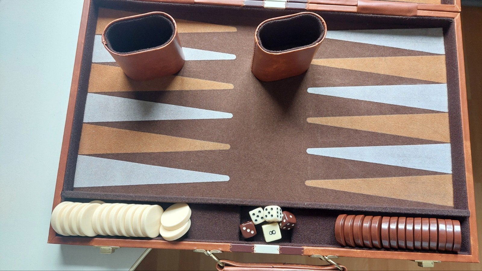 Backgammon spel, compleet en met instructieboek van 60 bladz, Een of twee spelers, Ophalen of Verzenden, Gebruikt, Reisspel