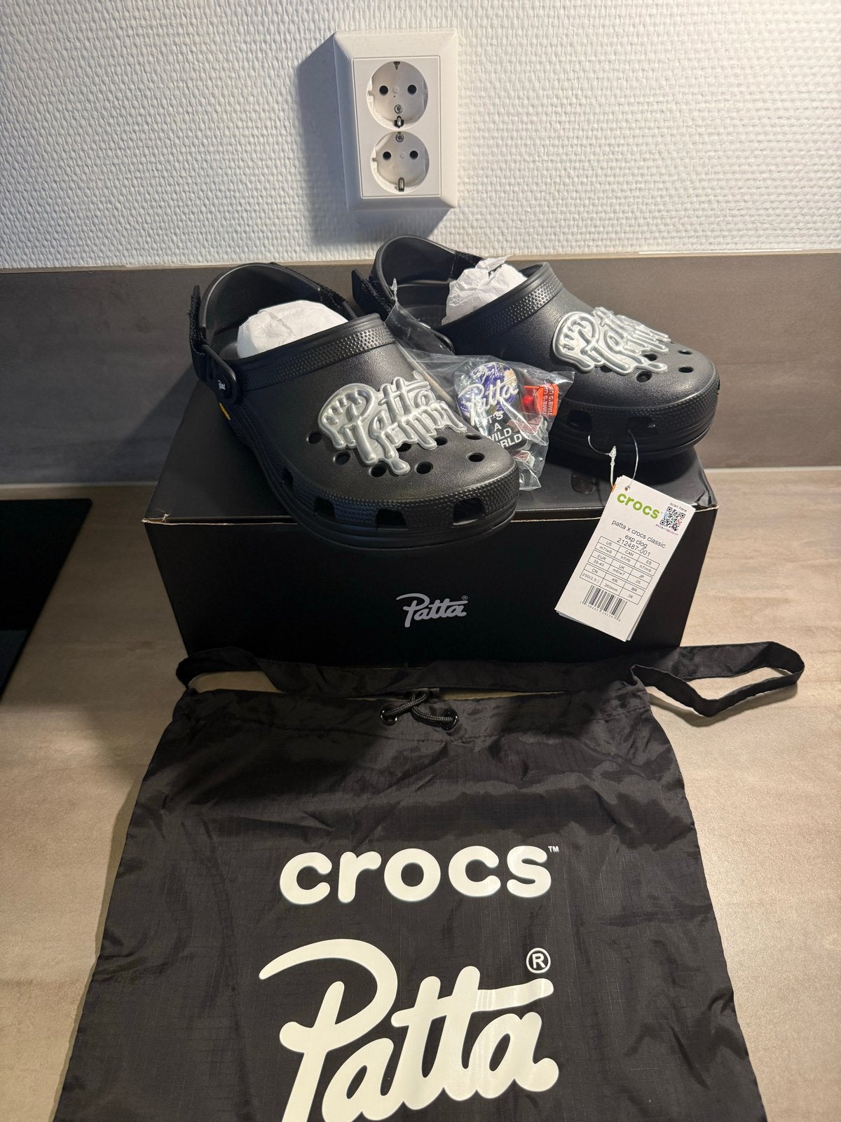 Patta x Crocs Classic Clog Zwart Maat 39/40 Nieuw, Kleding | Dames, Slippers, Zwart, Nieuw, Ophalen of Verzenden