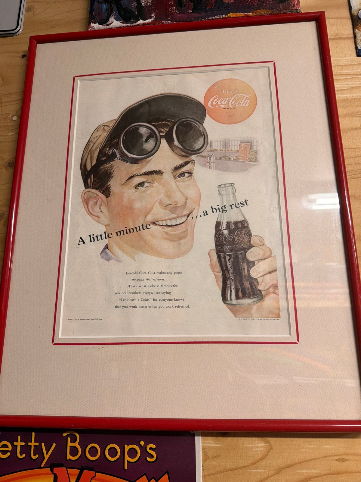 Vintage Coca-Cola reclame poster in rode lijst, 50 – 75, Gebruikt, Ophalen of Verzenden, Foto of Poster