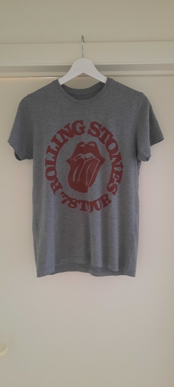 The Rolling Stones T-shirt - Maat S - Grijs met rode print, Kleding | Heren, T-shirts, Ophalen of Verzenden, Zo goed als nieuw