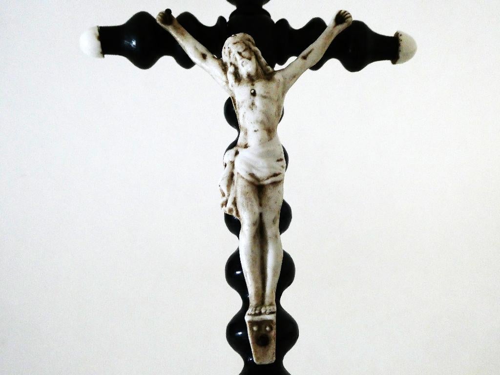 Crucifix met zwarte afwerking met biscuitporselein Jezus, Antiek en Kunst, Ophalen of Verzenden
