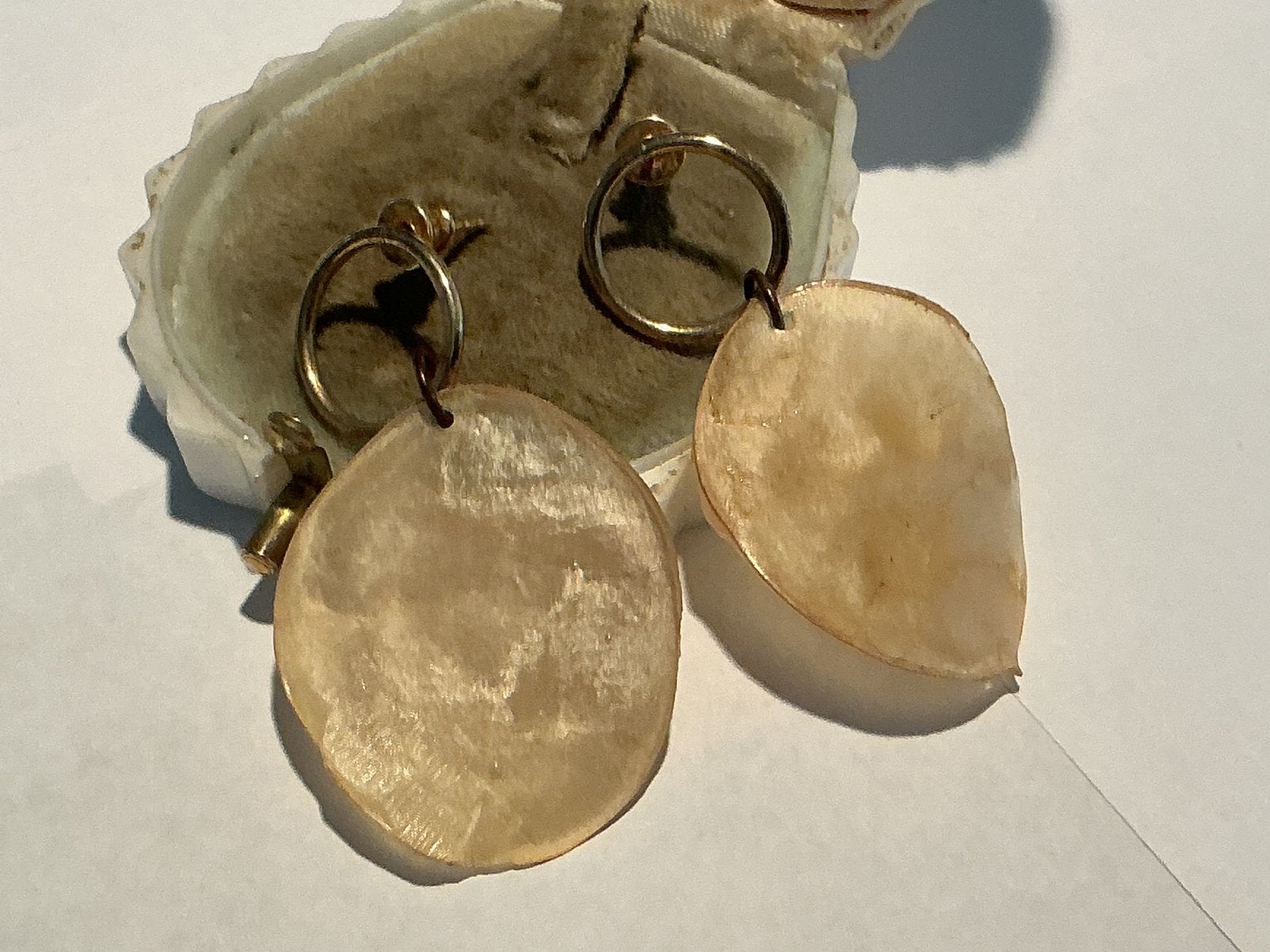 PRACHTIGE VERMEIL GOUD OORRINGEN MET OPVALLENDE HANGERS, Verzenden, Zilver, Oorbellen