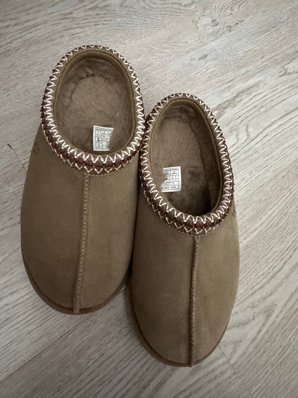 Ugg sloffen in populaire kleur Antilope maat 37, Ophalen of Verzenden, Zo goed als nieuw, Bruin, Pantoffels of Sloffen