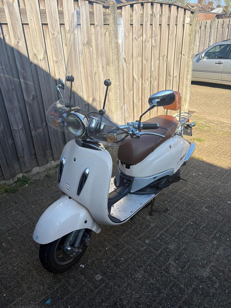 ZNEN Milano scooter uit 2015, Fietsen en Brommers, Scooters | Overige merken, Ophalen, Gebruikt, Maximaal 45 km/u, Benzine