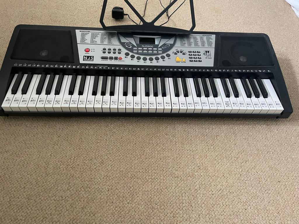 NJS800 Keyboard - zo goed als nieuw, 61 toetsen, Zo goed als nieuw, Met standaard, Ophalen
