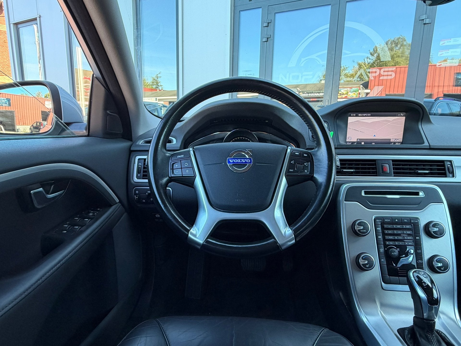 Volvo V70 1.6 T4 Nordic+|Leer|Trekhaak|xenon|Navi|PDC|NAP, Auto's, 4 cilinders, Met garantie (alle), 1600 kg, Zilver of Grijs