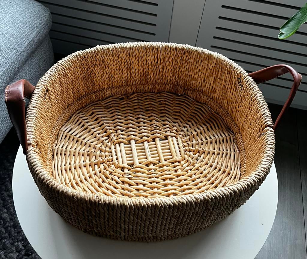 Leuke rieten mand met (leren) hengsels, Huis en Inrichting, Woonaccessoires | Schalen en Manden, Ophalen, Mand, Zo goed als nieuw