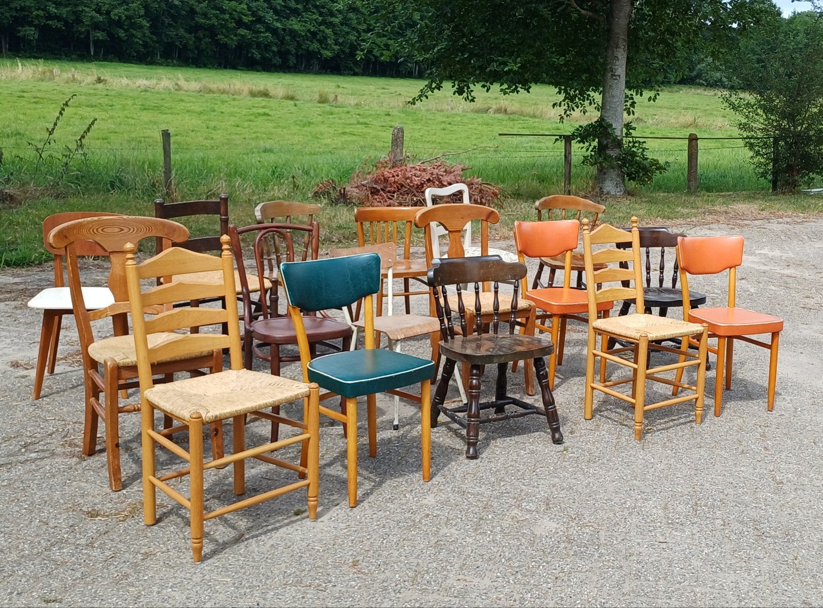 17 x veel leuke vintage houten stoelen, Ophalen, Gebruikt, Bruin, Twee