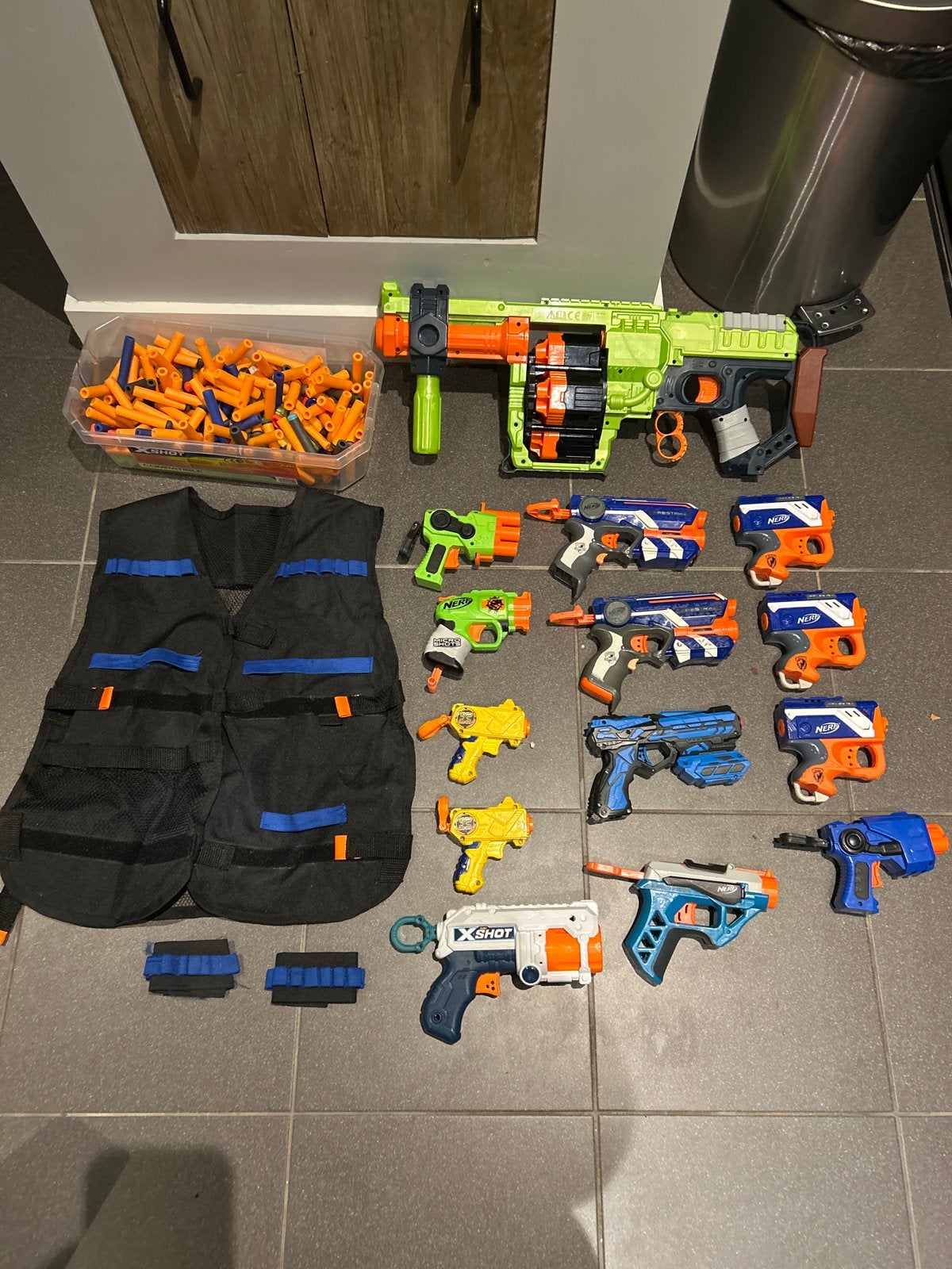 Grote Nerf en X-Shot collectie met vest en pijltjes, Ophalen, Gebruikt