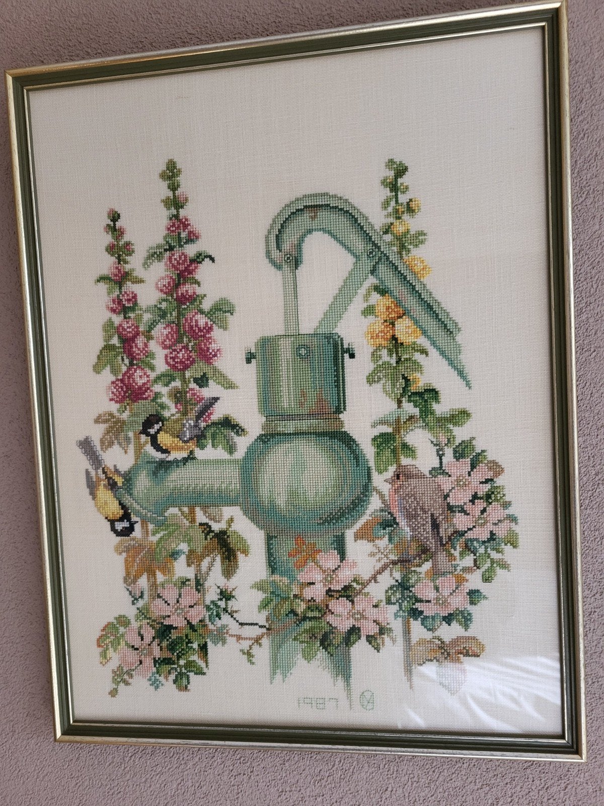 Borduurwerk waterpomp met bloemen en vogels (1987), 50 – 75, Overige typen, Ophalen of Verzenden, Zo goed als nieuw