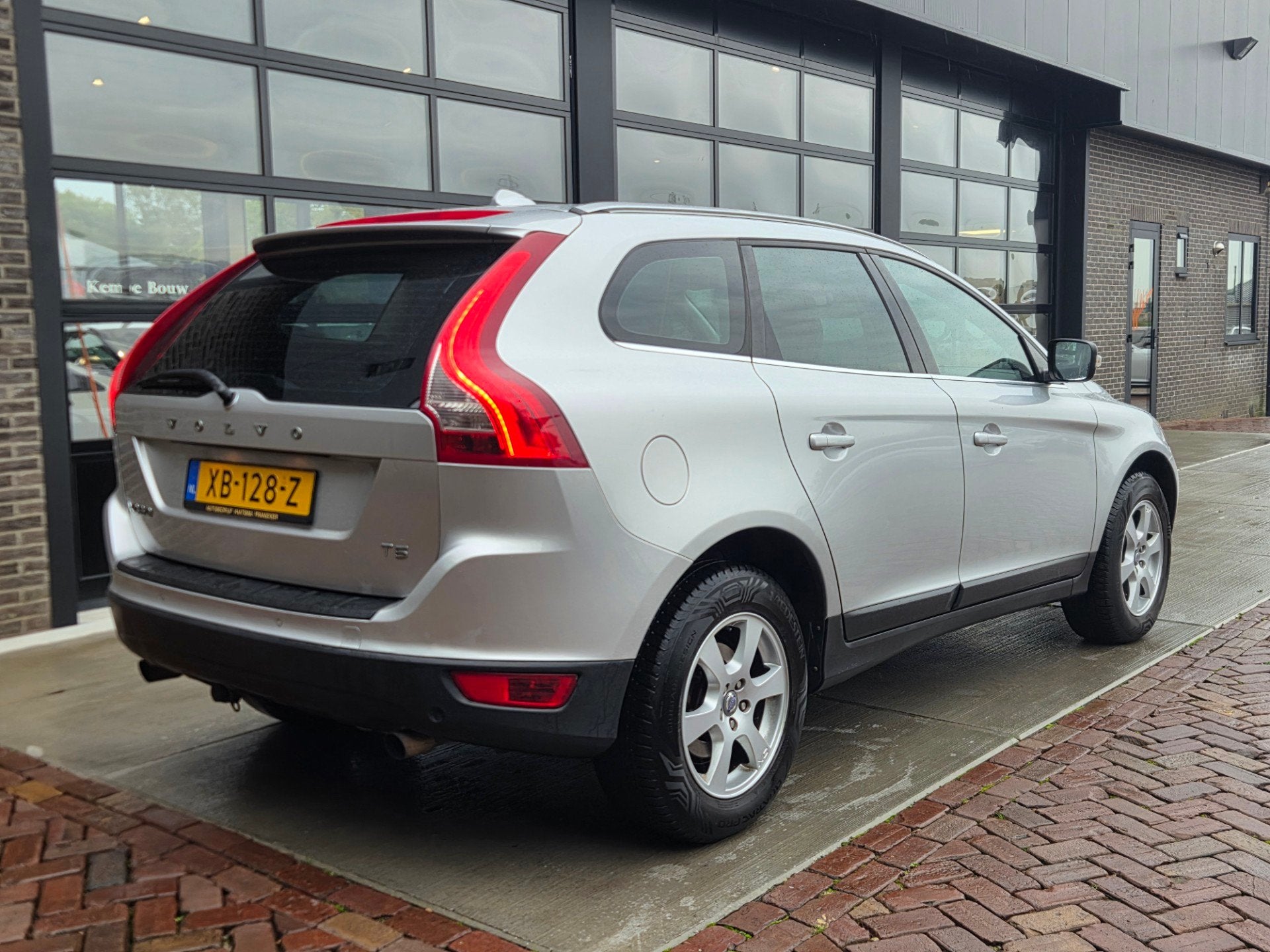 Volvo XC60 2.0 T5 Kinetic | LPG | Automaat | Leer | Clima |, Auto's, Euro 5, Zwart, 4 cilinders, Leder