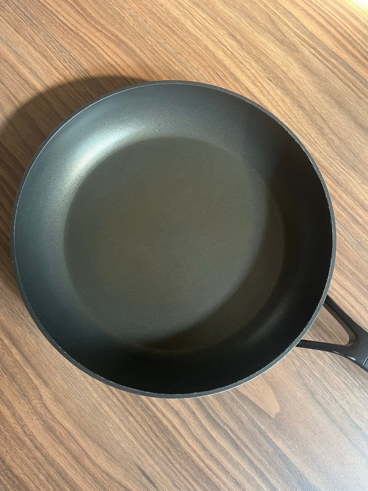 KitchenAid Koekenpan - anti aanbak 28cm, Huis en Inrichting, Keuken | Potten en Pannen, Koekenpan, Antiaanbaklaag, Aluminium, Ophalen of Verzenden