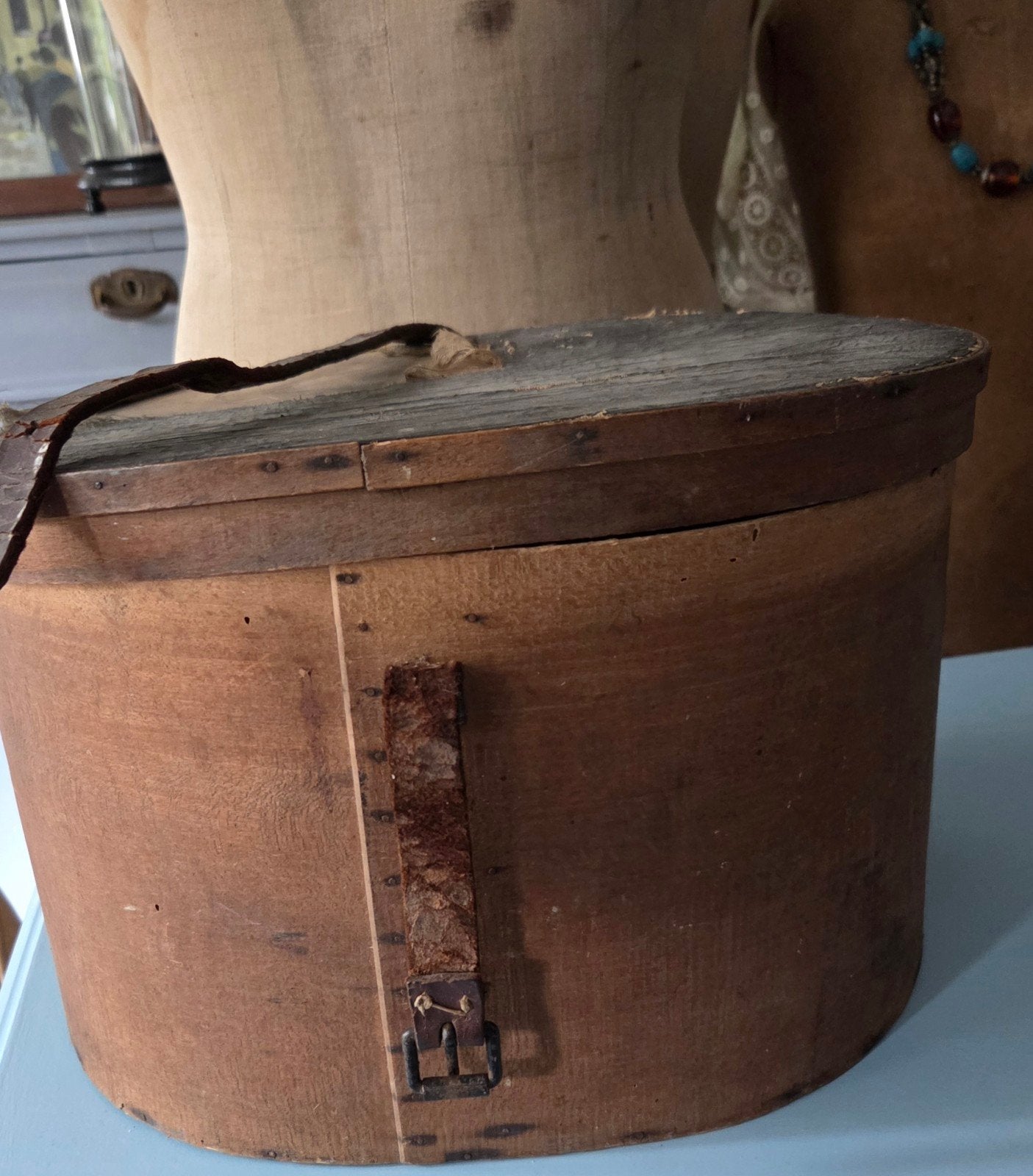 Antieke Franse houten spanen doos hoedendoos
33 bij 26 cm en, Ophalen of Verzenden