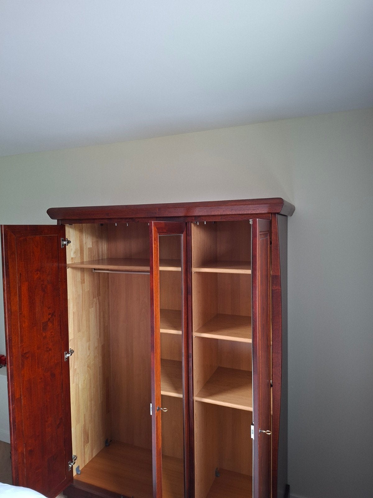 Mooie houten kledingkast met spiegel en veel opbergruimte, Huis en Inrichting, Ophalen, Met deur(en), Klassiek, 150 tot 200 cm