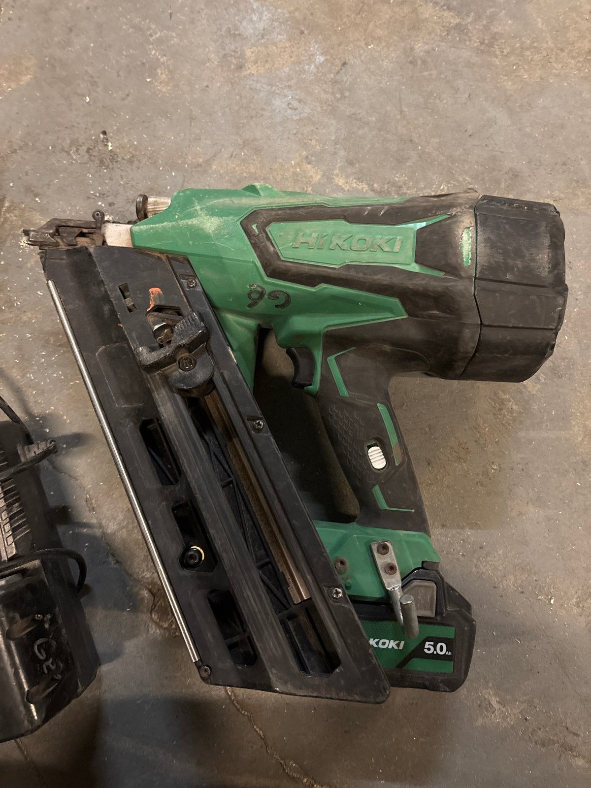 Hikoki Spijkerpistool Compleet met 2 Accu's en Lader, Ophalen, Gebruikt, Tacker/nietmachine, Overige merken