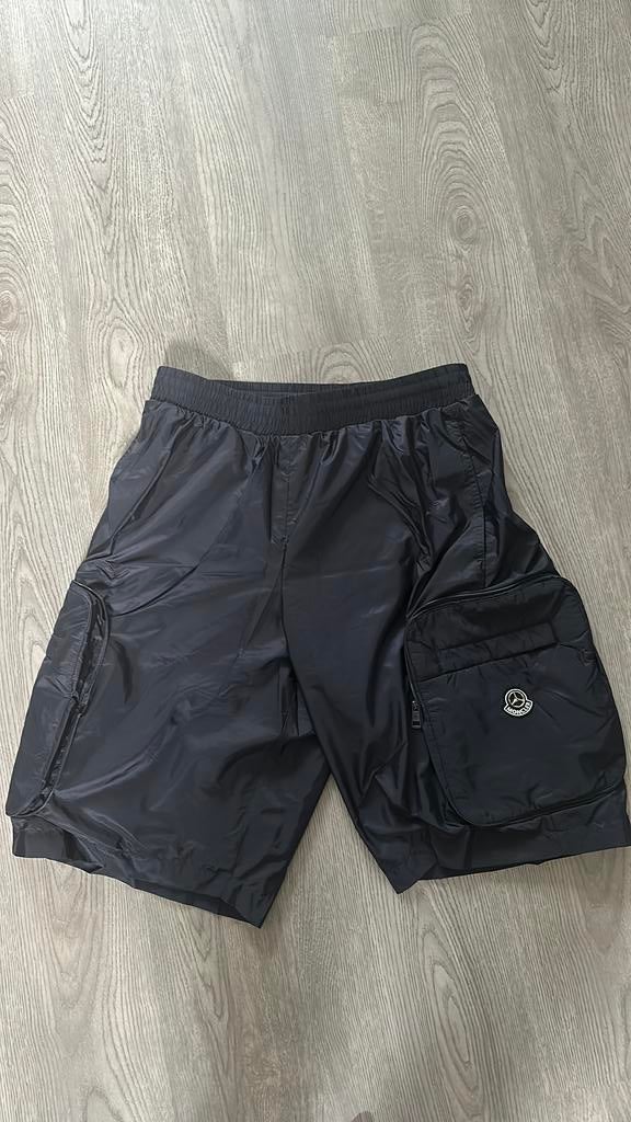 Moncler x Mercedes Benz korte broek short maat M, Verzenden, Nieuw, Maat 48/50 (M), Blauw