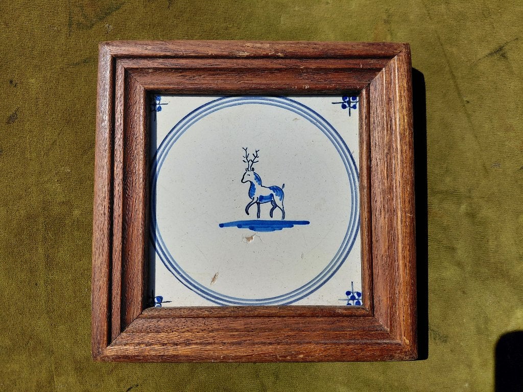 Antieke Delftsblauwe tegel met een hert in lijst., Antiek en Kunst, Verzenden